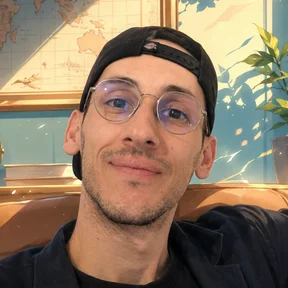 Portrait de Jon, casquette à l’envers et lunettes rondes